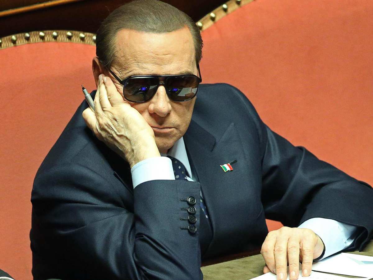 Berlusconi con gli occhiali da sole in Parlamento