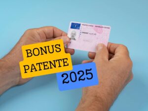 Uomo tiene in mano patente scritta bonus 2025