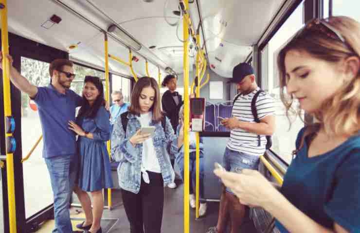 Persone dentro un mezzo di trasporto pubblico