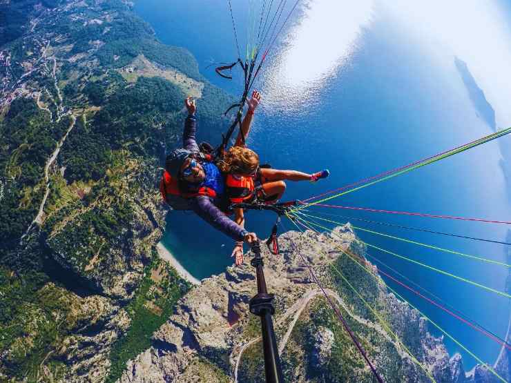 Persone che volano con il parapendio