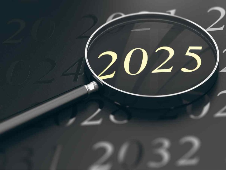 Anno 2025 con lente di ingrandimento