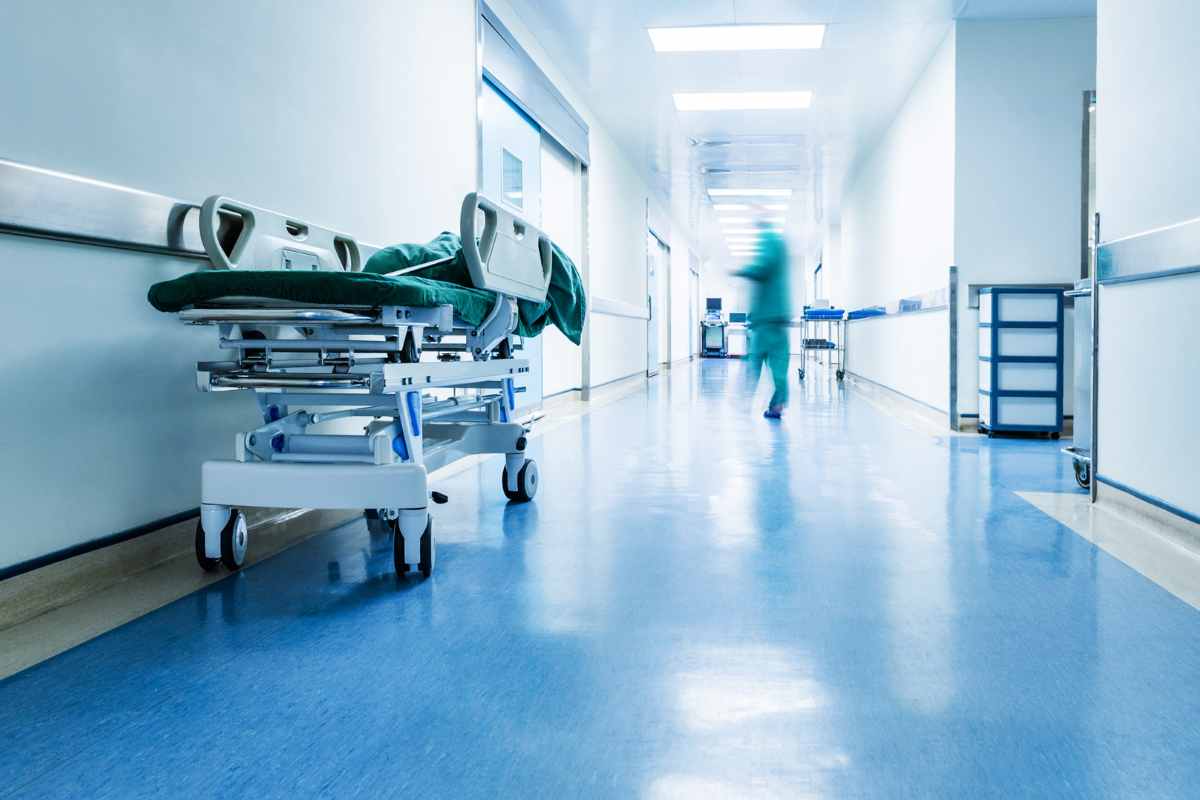 Medico in movimento all'ospedale e barella