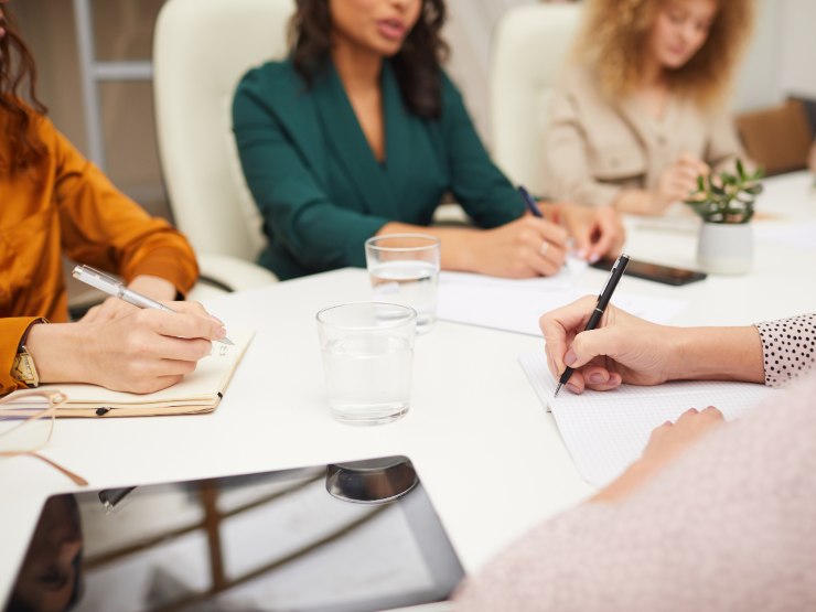 Donne lavoratrici attorno ad un tavolo