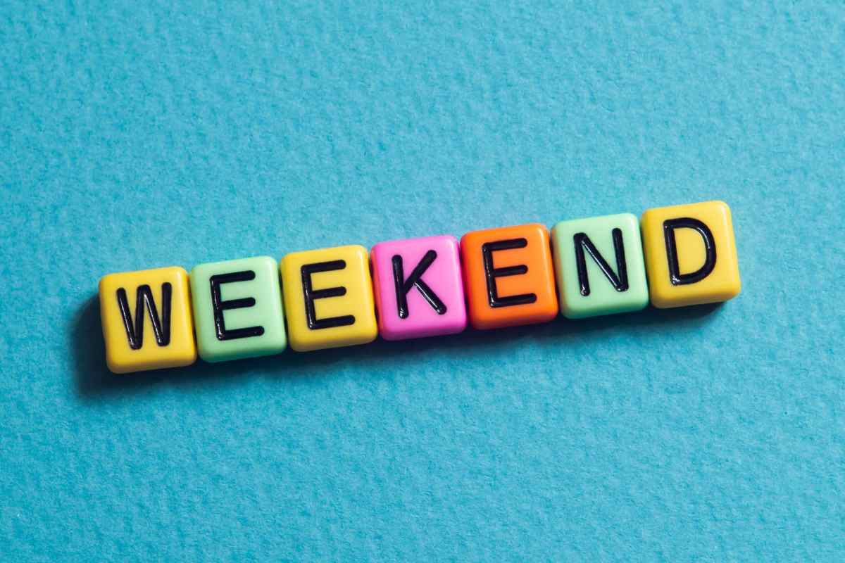 Scritta "Weekend" con perline colorate