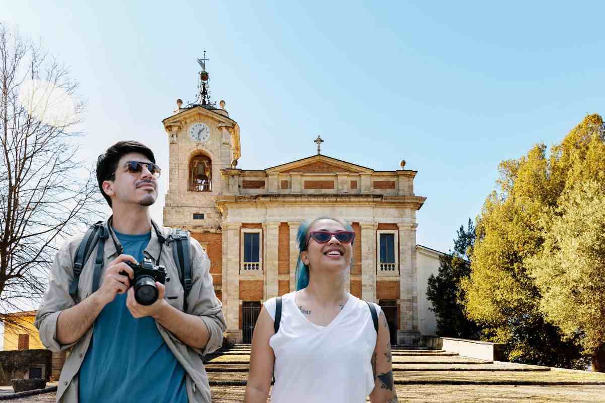 Cattedrale di Alatri e coppia di giovani turisti