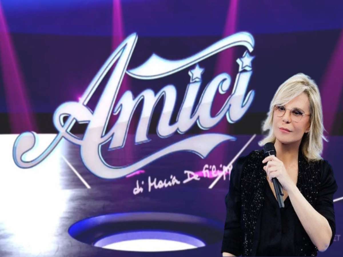 logo di amici e sagoma di maria de filippi