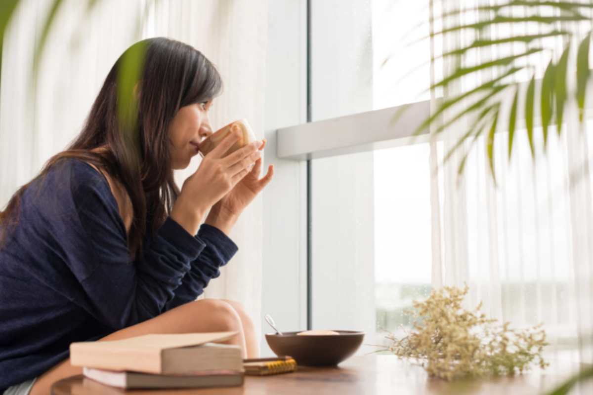 donna beve caffè di mattina