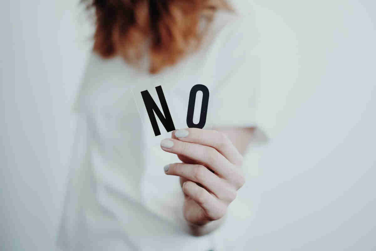 Ragazza che tiene un "no" in mano