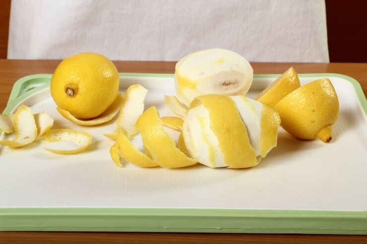 Limoni e bucce di limone 