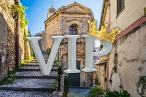 stradina di paese con scritta VIP