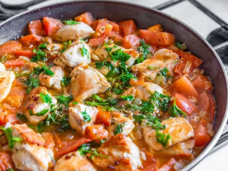 pollo in padella con pomodori