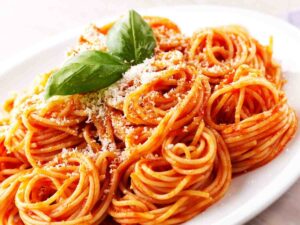 piatto di spaghettini al sugo