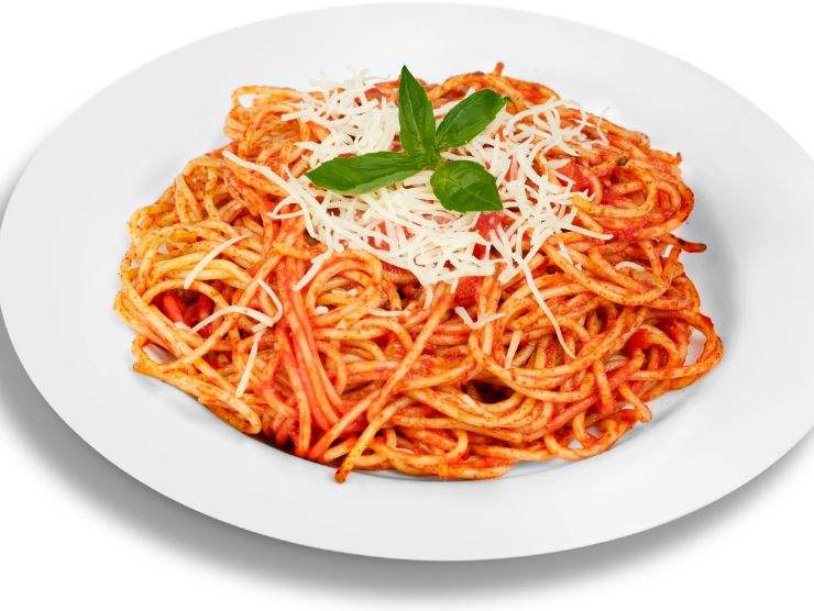 piatto di spaghetti al pomodoro e mozzarella